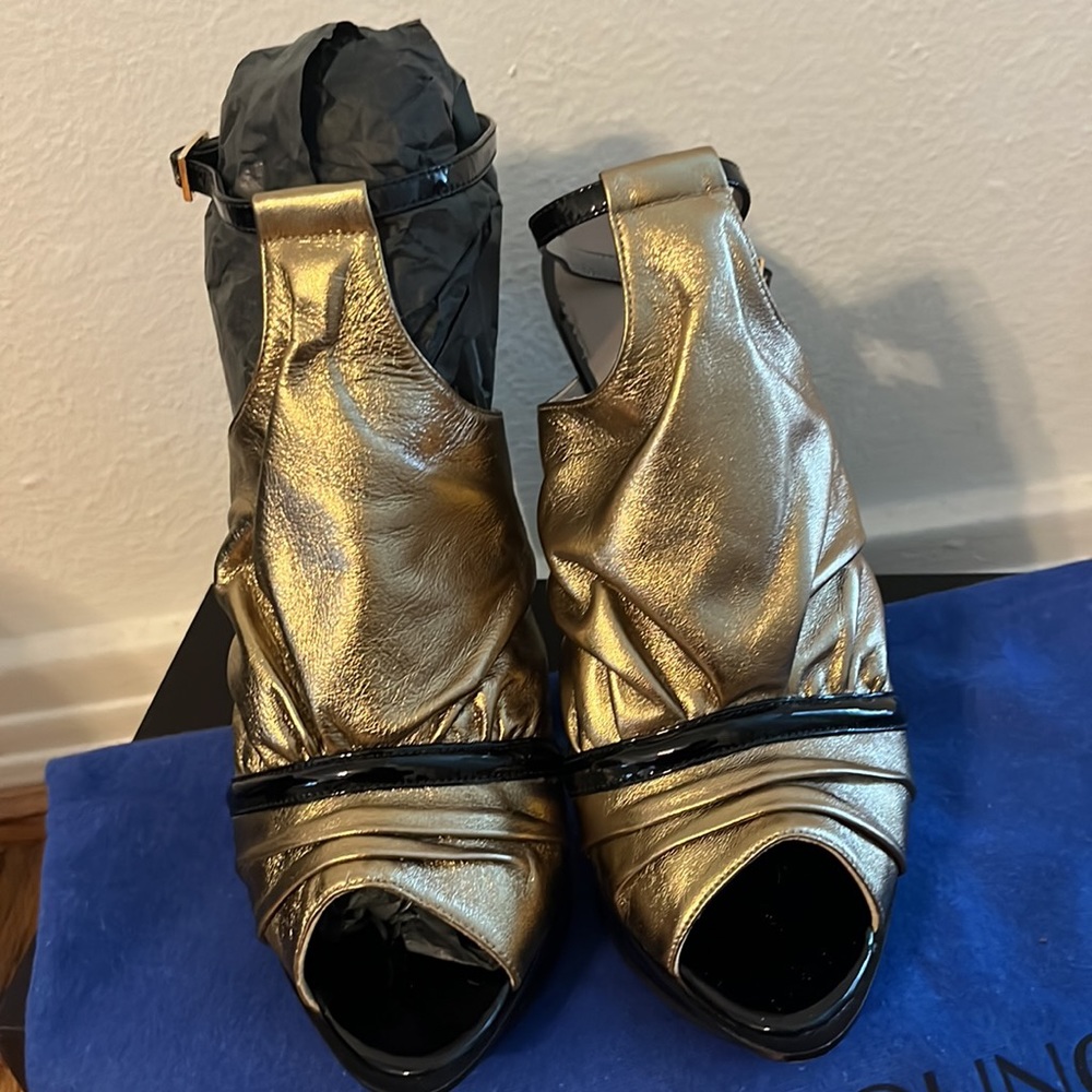 RAPHAEL YOUNG Patent Leather and Gold High Heels 38/8